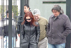 Cristina Fernández de Kirchner junto a su hijo Máximo y Lázaro Báez en el mausoleo de Néstor Kirchner.
