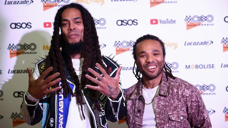 El líder del dúo pide "un cambio en la política exterior" de Reino Unido.