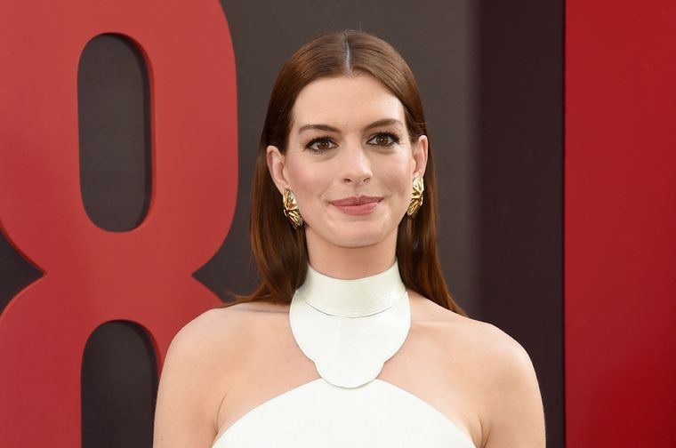 Anne Hathaway nos plantea una solución a nuestros problemas de querer vernos más estilizadas usando un pantalón blanco Foto: Harpers Bazaar