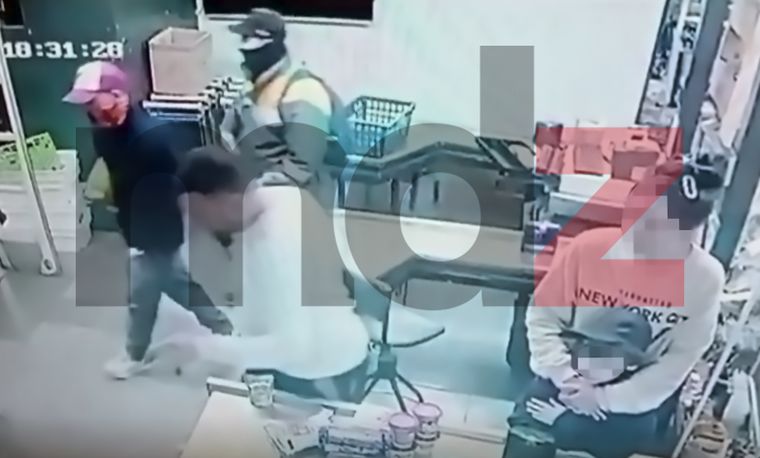 Así se retiraban los malvivientes luego de sustraer la recaudación del Átomo Frimi 2. Así se retiraban los malvivientes luego de sustraer la recaudación del Átomo Frimi 2.