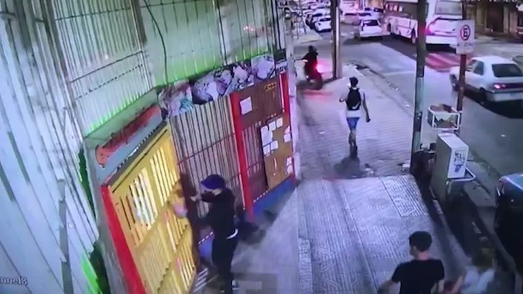 En el video, cámaras de seguridad captan los disparos que recibió el dueño del local