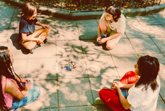 Los chicos jugaban a las bolitas en la calle y también en los recreos.