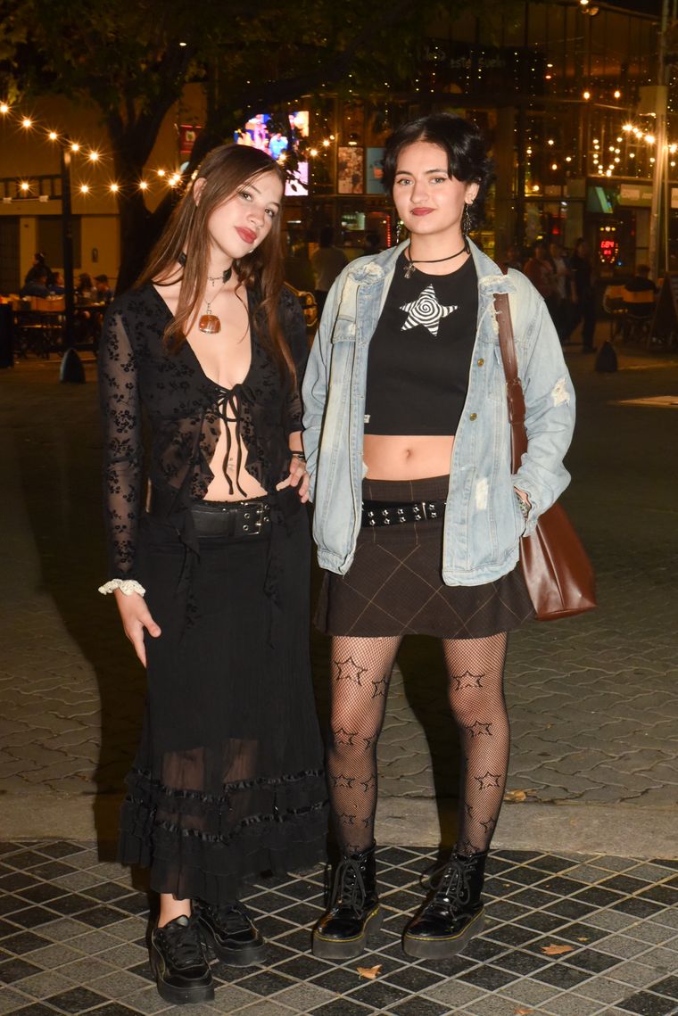 Guadalupe y Paloma: encaje y jean en una noche otoñal entre amigas. Guadalupe y Paloma: encaje y jean en una noche otoñal entre amigas.