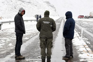 MDZol | Un tramo de la Ruta 7 quedó inhabilitado y más de 30 vehículos tuvieron que esperar 9 horas en el puesto Los Árboles Foto: ALF PONCE MERCADO / MDZ