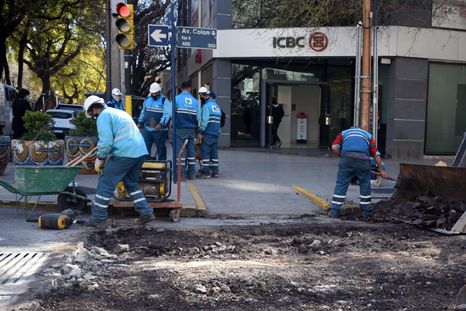Vecinos reaccionaron con humor y críticas ante un video que muestra tránsito demorado por trabajos en una arteria central. Vecinos reaccionaron con humor y críticas ante un video que muestra tránsito demorado por trabajos en una arteria central.