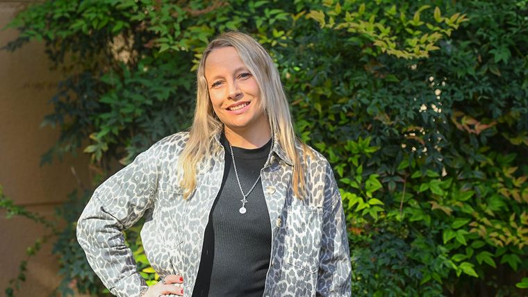 Celeste Rodal detalla el uso de las cartas como apoyo asistencial y advierte sobre los riesgos de realizar limpiezas energéticas sin responsabilidad profesional. Celeste Rodal detalla el uso de las cartas como apoyo asistencial y advierte sobre los riesgos de realizar limpiezas energéticas sin responsabilidad profesional.