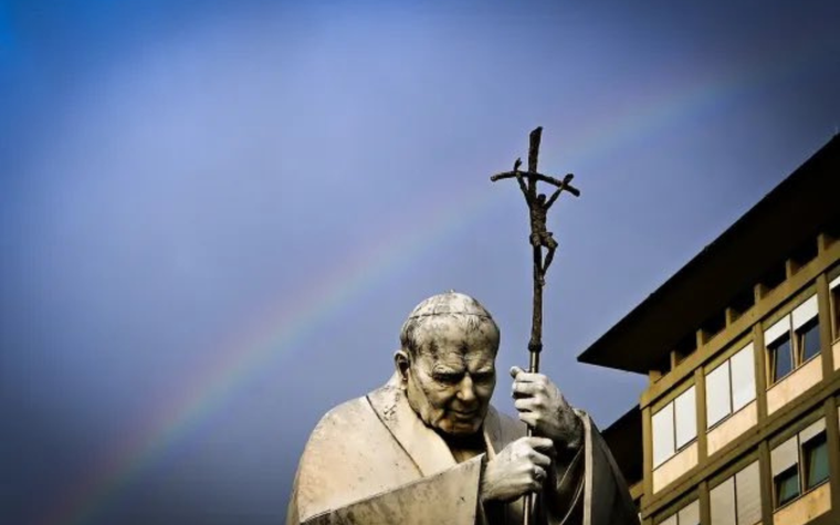 Estatua de Juan Pablo II en el Hospital Gemelli Foto: X