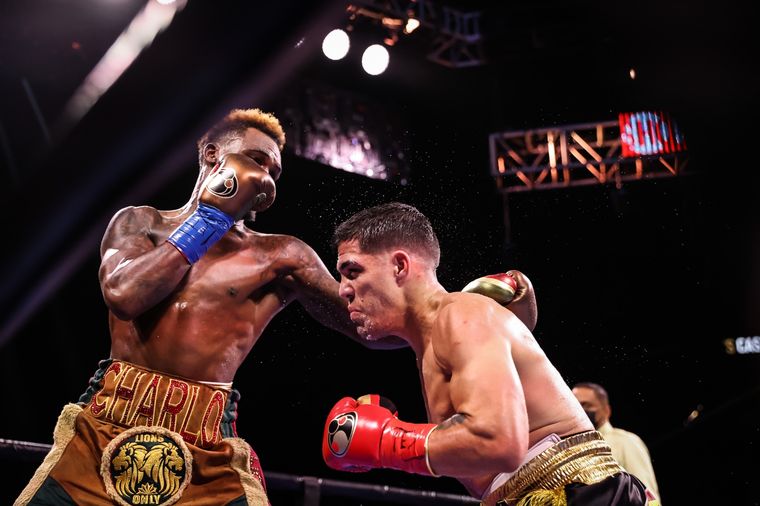La pelea tuvo lugar en el estadio de San Antonio Spurs Foto: Showtime Boxing