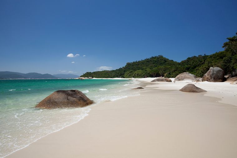 Las playas de Campeche combinan arena clara y vistas hacia la Ilha do Campeche frente a Florianópolis. Las playas de Campeche combinan arena clara y vistas hacia la Ilha do Campeche frente a Florianópolis.