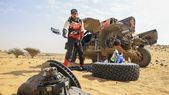 Una pieza que no debía romperse dejó a Henk Lategan detenido durante horas en el desierto y cambió el escenario de la lucha por en coches. Una pieza que no debía romperse dejó a Henk Lategan detenido durante horas en el desierto y cambió el escenario de la lucha por en coches.