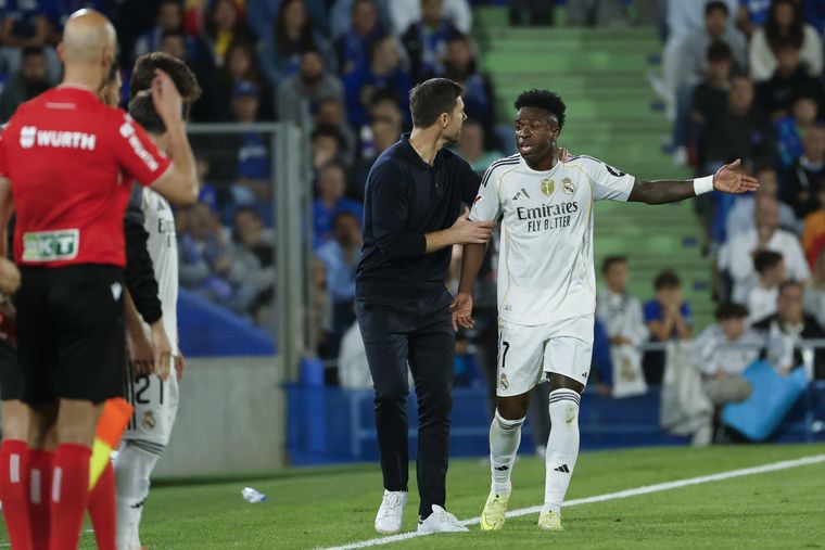 La advertencia de Xabi Alonso a Vinicius Jr tras su brutal enojo al ser reemplazado frente al Barcelona. Foto: EFE