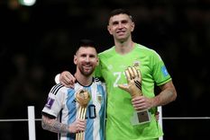 Messi y el Dibu, con los premios obtenidos en el Mundial de Qatar. Foto: EFE