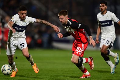 MDZol | Mastantuono intenta penetrar el área de Gimnasia ante la marca de Pintado en el último choque entre el Millonario y el Lobo: fue 1-1 en La Plata por la Liga 2024. Foto: Foto Baires