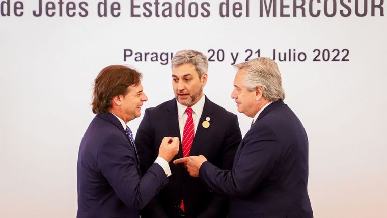 Luis Lacalle Pou, Mario Abdo Benítez y Alberto Fernández Foto: EFE