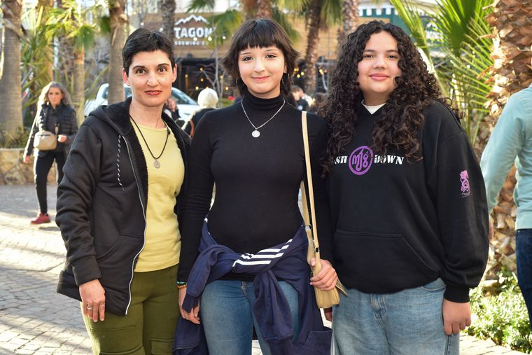 Así festejaron el Día del Amigo en el shopping. Así festejaron el Día del Amigo en el shopping.