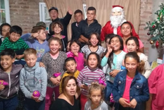 Foto: Los chicos del Merendero Lucía festejando Navidad