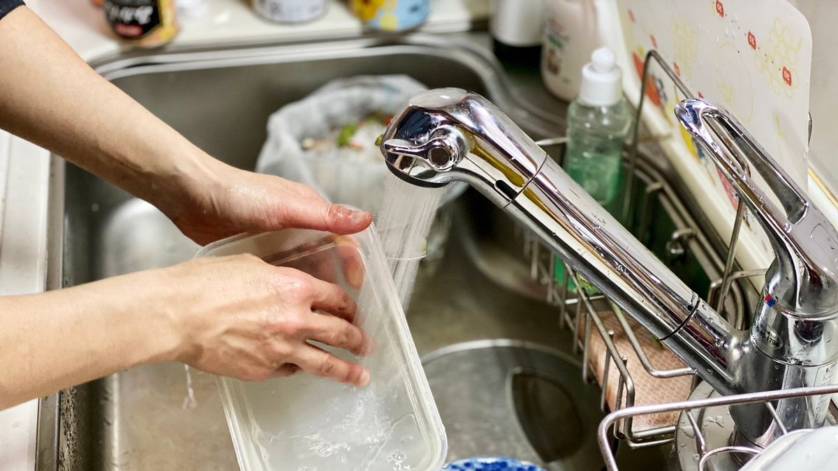 Qué significa lavar los platos mientras cocinás, según la inteligencia artificial