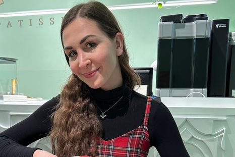 Charlotte es música y ha compuesto un álbum conceptual sobre su experiencia con el trastorno dismórfico corporal.