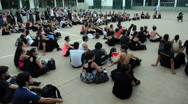 Los actores aseguran que se intoxicaron con las viandas que consumían en los ensayos.