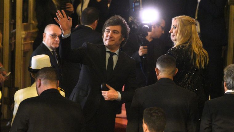 El presidente Milei y su hermana Karina ingresan al Teatro Colón. Foto: Juan Mateo Aberastain / MDZ