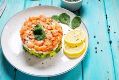 Este tartar de salmón es ideal para servirlo como aperitivo de una cena de amigos Foto: Shutterstock
