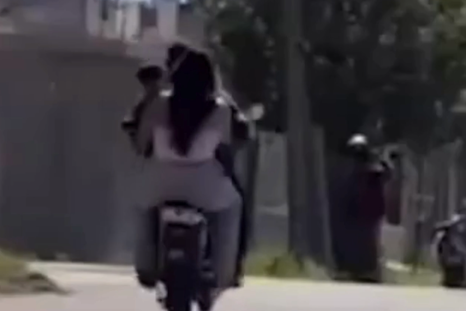 Una pareja hizo willy en la moto mientras llevaba a su bebé.