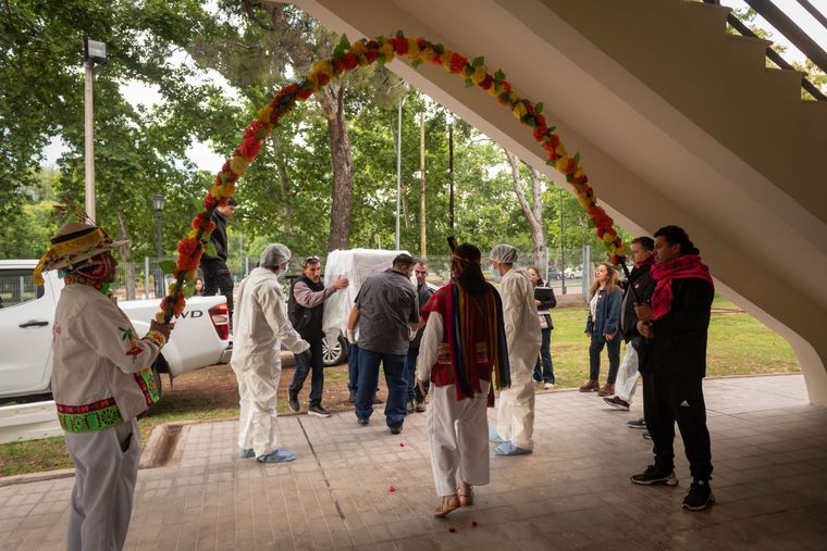 Durante el traslado del niño del Aconcagua al museo Cornelio Moyano se hicieron rituales. Durante el traslado del niño del Aconcagua al museo Cornelio Moyano se hicieron rituales.