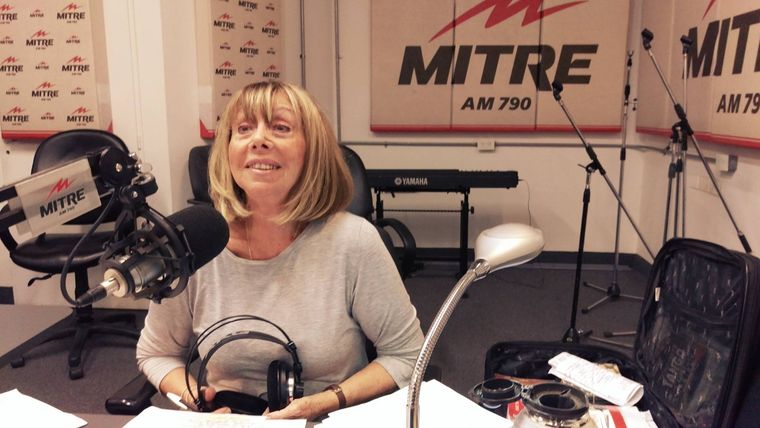 Nora Perlé y una de sus pasiones, la radio.