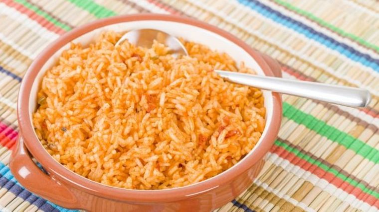 Aprende a preparar este delicioso arroz rojo teñido con tomates Foto: Shutterstock