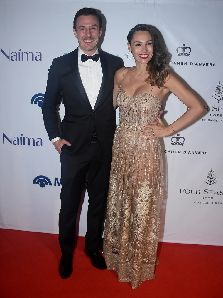 Roberto García Moritán y Pampita Ardohaín con un diseño de la última colección de Gabriel Lage