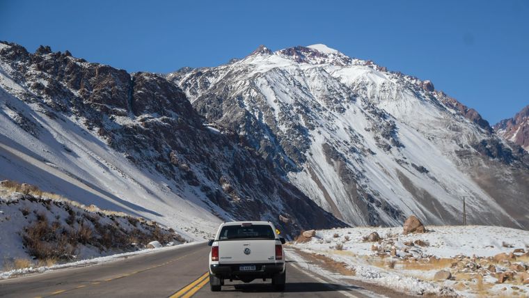 En la montaña hay nieve desde Penitentes. En la montaña hay nieve desde Penitentes.