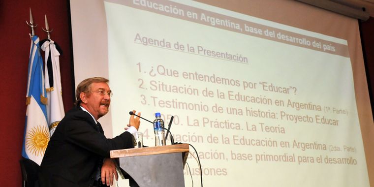 Alvarez-Trongé, en la conferencia que ofreció en la FaCAI. Foto: Agustín Mauricio/Mediamza.com