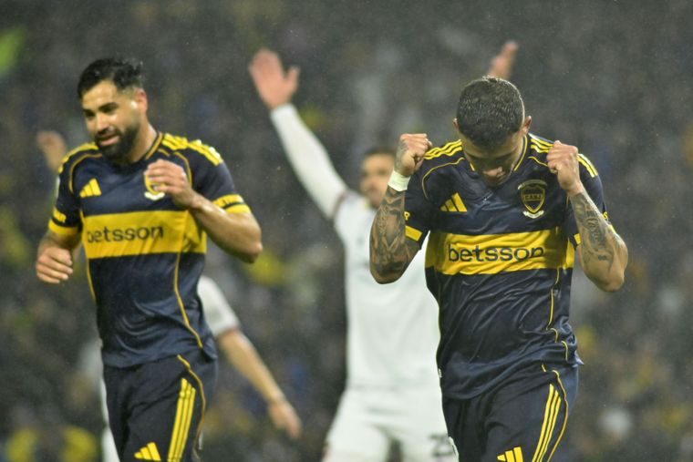 Boca goleó a Newells en la Bombonera.