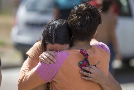 Madres autoconvocadas en la puerta del jardín Foto: Télam/ Martín Levicoy