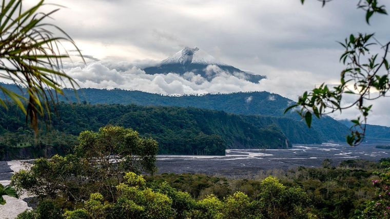 Es posible que los depósitos naturales del cercano volcán Sangay fueran los que inspiraron por primera vez a los habitantes de la Amazonía a construir sus montículos.