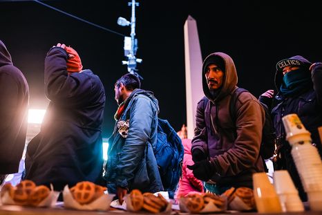 Personas en situación de calle siendo asistidas en el Microcentro porteño. Foto: EFE Personas en situación de calle siendo asistidas en el Microcentro porteño. Foto: EFE