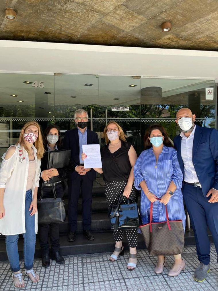 Los abogados María Celeste Brunori, Francisco Da Giau, María Inés Giménez, Gastón Meta, Andrea Perepliochik y Marina Simiele presentaron una denuncia ante la Defensoría de la Niñez y la Adolescencia para que se investigue el uso de Sinopharm en menores de 12 años