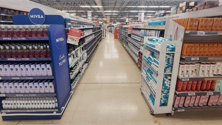 La gente restringe las idas a los supermercados Foto: Santiago Tagua/MDZ