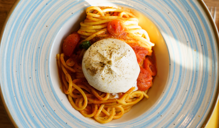 La burrata fue creada en el sur de Italia y esta receta resalta su textura suave y cremosa. La burrata fue creada en el sur de Italia y esta receta resalta su textura suave y cremosa.