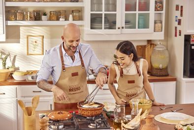 MDZol | El chef Tomás Kalika y la cantante y actriz mexicana Danna Paola