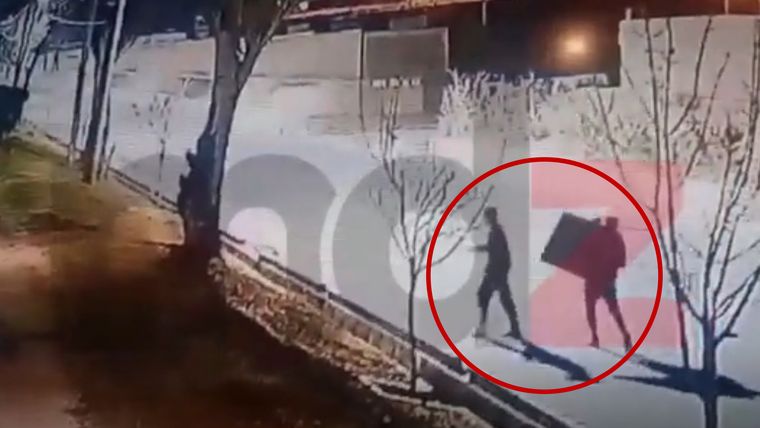 El momento en que los ladrones escapaban tras el robo. 