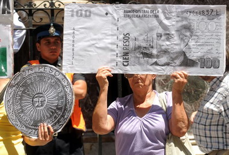 Militantes del MST y Proyecto Sur, protestan este mediodia frente al banco centra de la Republica Argentina, por la falta de billetes y monedas Foto: NA