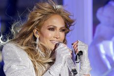 Jennifer Lopez usó juna minifalda que no pasó desapercibida. Foto: https://los40.com/los40/imagenes/2021/07/02/musica/1625233667_519695_1625233765_gigante_normal.jpg
