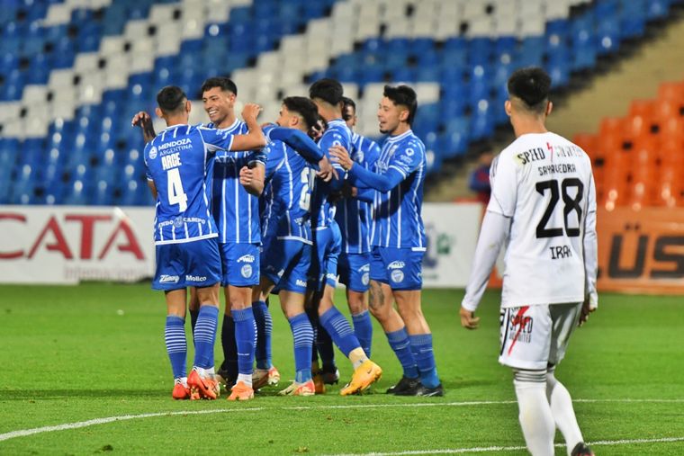 Godoy Cruz goleó a Riestra y Salomón Rodríguez fue protagonista. Foto: Santiago Tagua / MDZ
