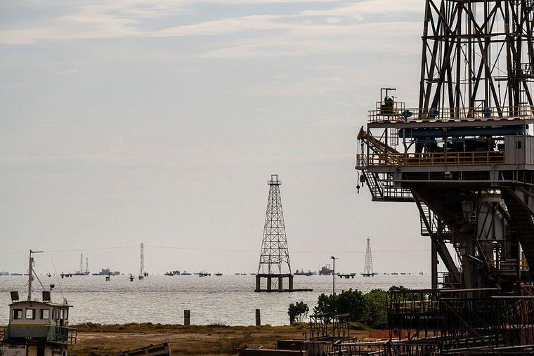 Pese a los cuestionamientos por su actuación en el ámbito eléctrico, Betancourt consiguió permiso de las autoridades venezolanas para incursionar en el mundo petrolero.