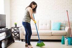 El incremento salarial y los beneficios adicionales para las trabajadoras domésticas en noviembre representan un alivio económico importante Foto: Shutterstock