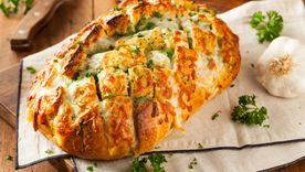 Cociná la receta de pan de ajo y hierbas al estilo casero y sorprendé con su textura perfecta. Cociná la receta de pan de ajo y hierbas al estilo casero y sorprendé con su textura perfecta.