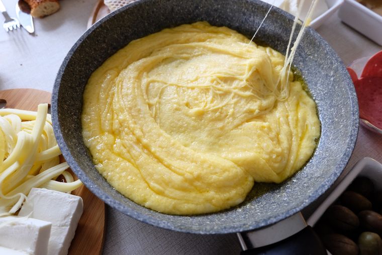 El queso potencia el sabor y la textura de la polenta, especialmente si se mezcla más de un tipo. Creando una receta irresistible. El queso potencia el sabor y la textura de la polenta, especialmente si se mezcla más de un tipo. Creando una receta irresistible.