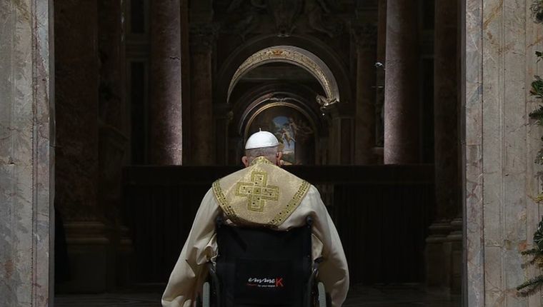 El momento de la apertura de la Puerta Santa por el papa Francisco Foto: Vatican News