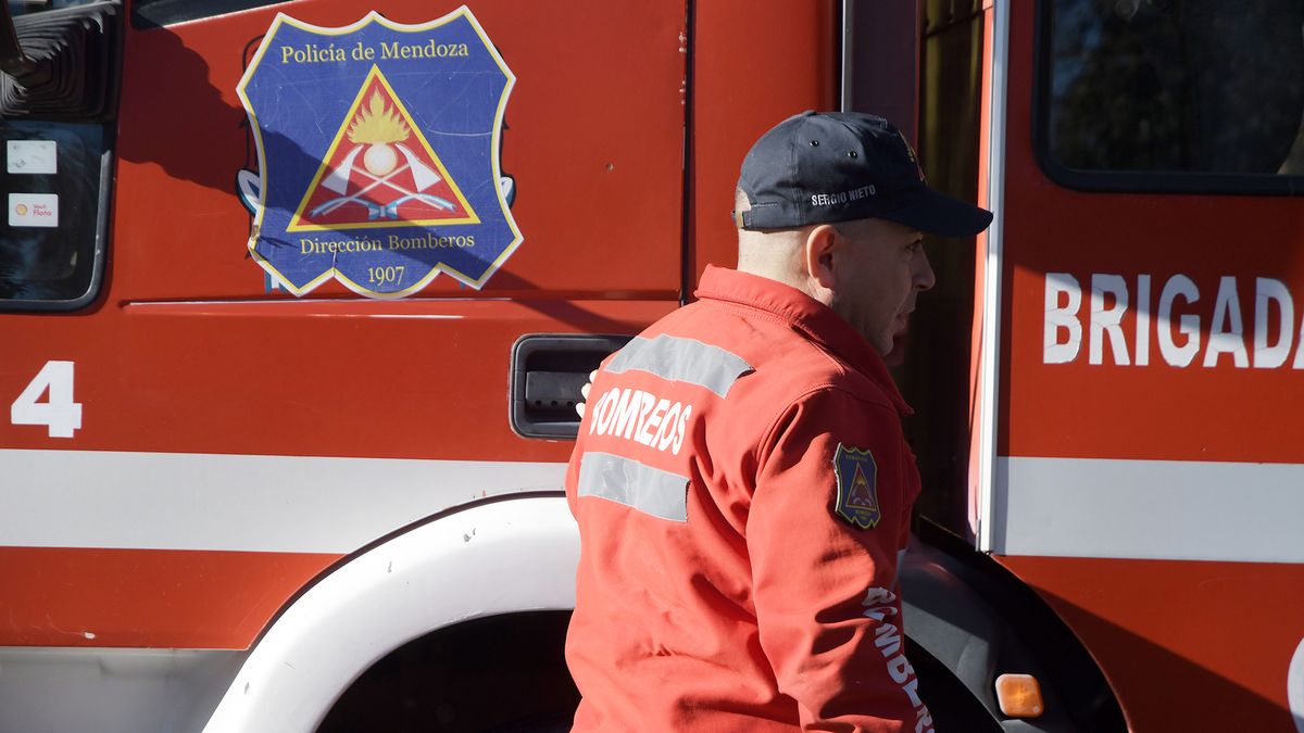 Un incendio destruyó una vivienda en San Carlos y hay peligro de derrumbe